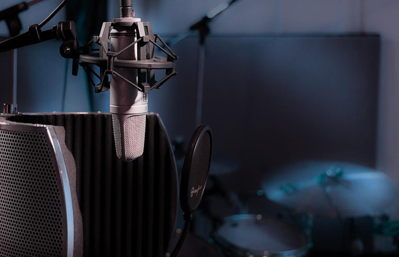 how to connect microphone to speaker